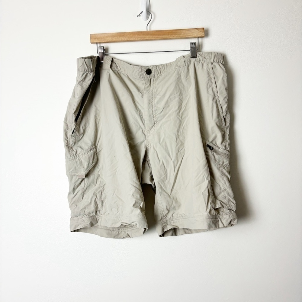 COLUMBIA • Men’s Omni Shade Sun Protection Khaki Outdoor Cargo Shorts Size 44